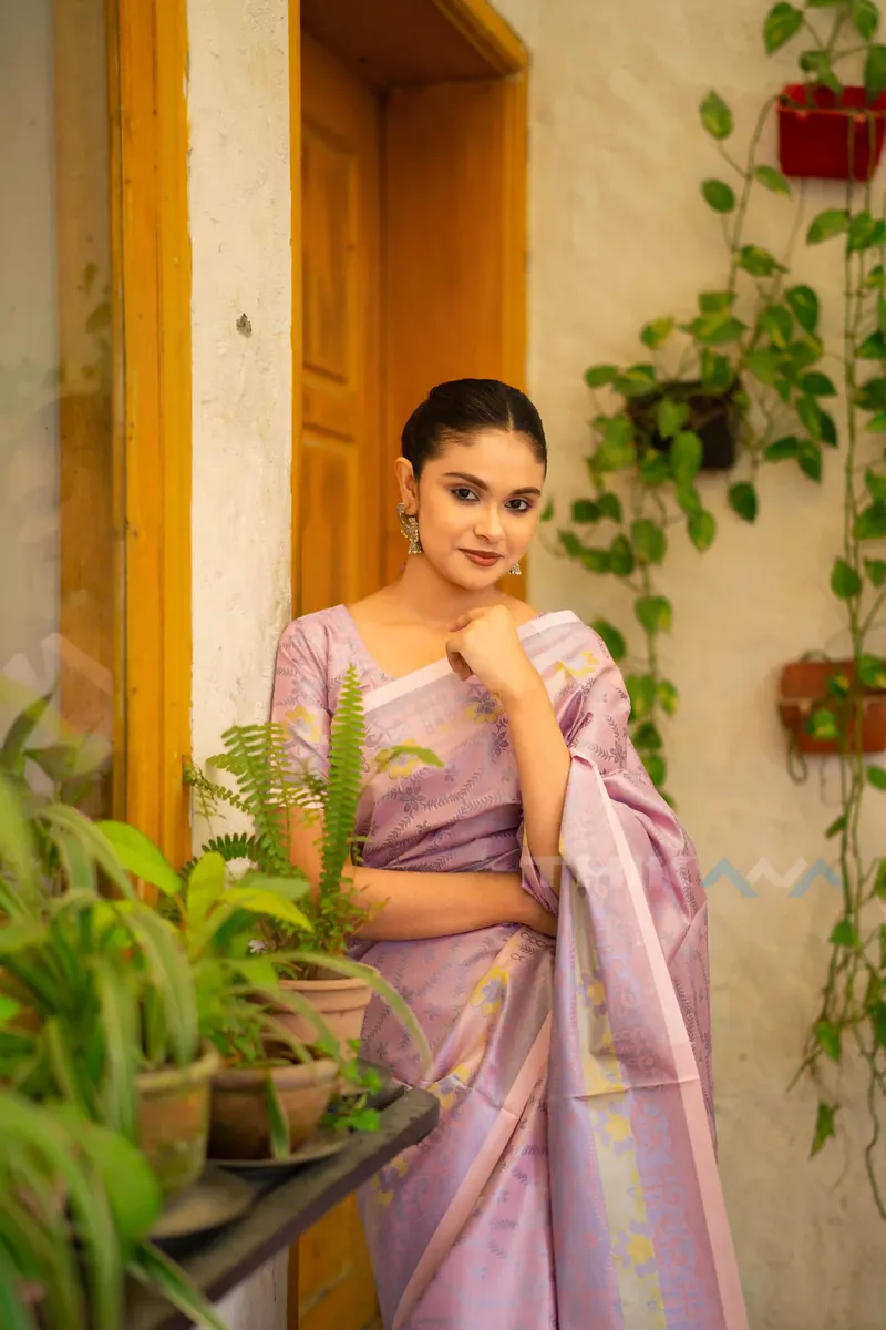 Mridula - Elegant Soft Silk Saree with Blouse Piece - Vintage Pink